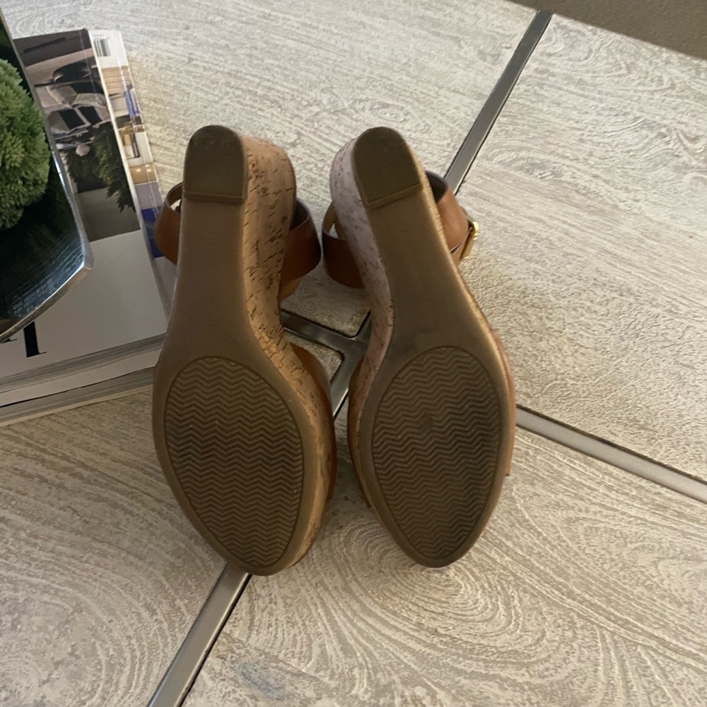 - Tommy Hilfiger Wedge sandals, only worn 2 times. Great condition - Picture 6 of 7